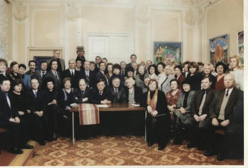 Фотография цветная, групповая. Аушев Муса Ахметович с коллегами других регионов.