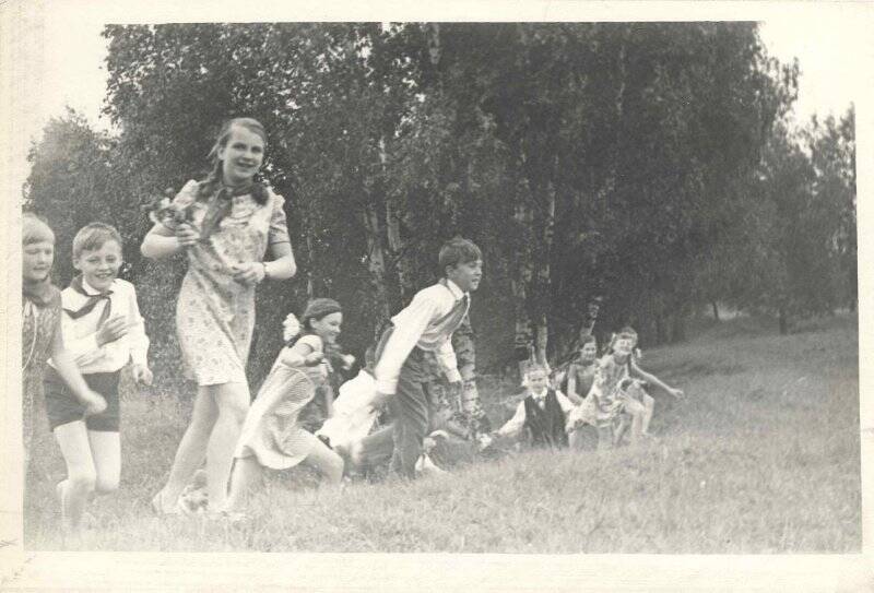 Фотография. Пионерлагерь «Воронино». Бегущие дети.