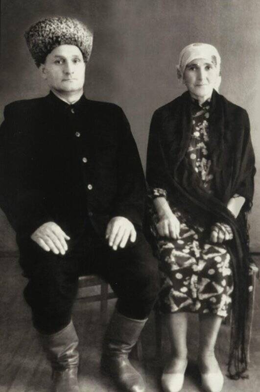 Фотокопия с фотографии Хашиева Хусейна Солсановича с супругой Мужухоевой Асет Сулемановной. Черно-белая