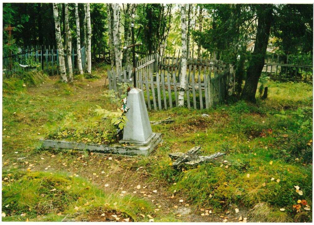 Фото цветное, видовое Кладбище п. Кедровый Шор, Печорский район, 2000 г.
