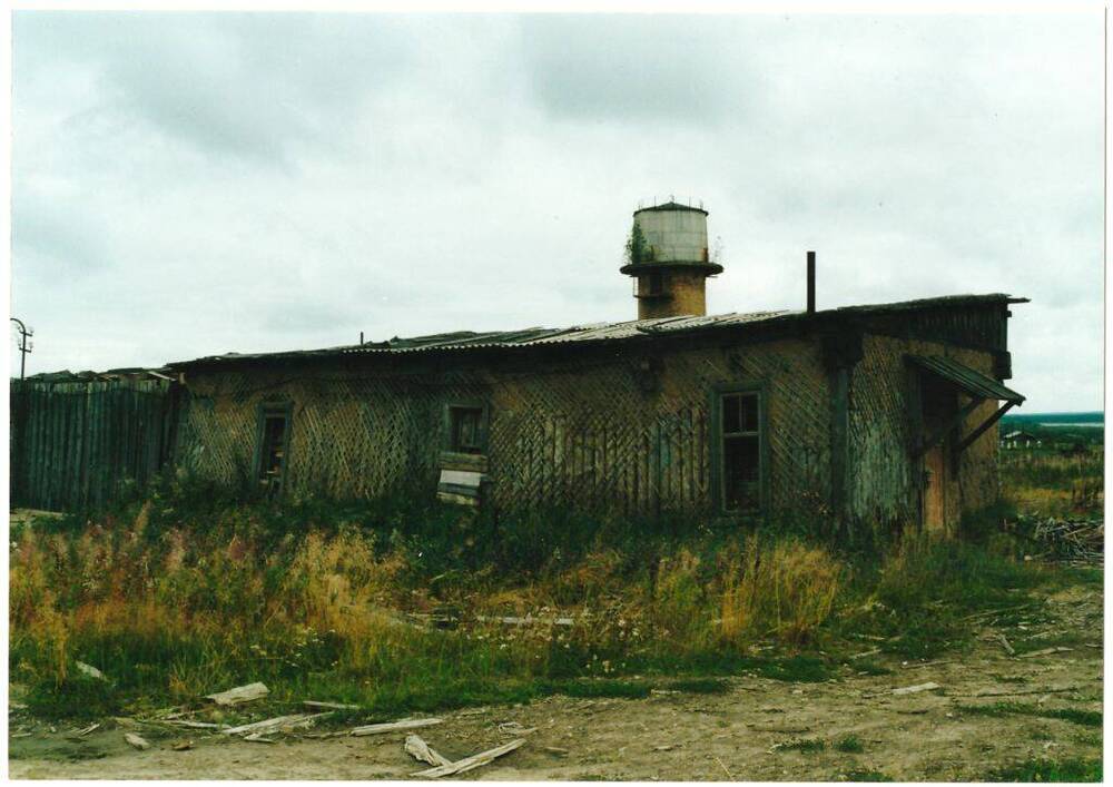 Фото цветное, видовое Здание бывшего отделения сельхозлага «Кедровый Шор»,  Печорский район, 2000 г.