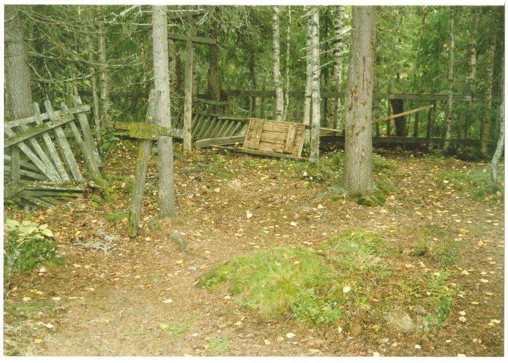 Фото цветное, видовое Кладбище п. Кедровый Шор, Печорский район, 2000 г.