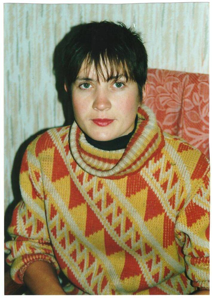 Фотопортрет цветной, погрудный Логинова Л., жительница п. Кедровый Шор, Печорский район, 2000 г.