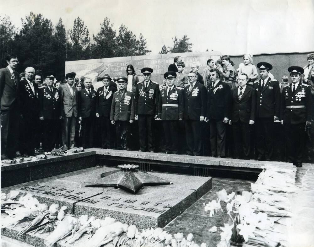 Фотокопия.. Встреча ветеранов на мемориале Кремёнки май 1985г