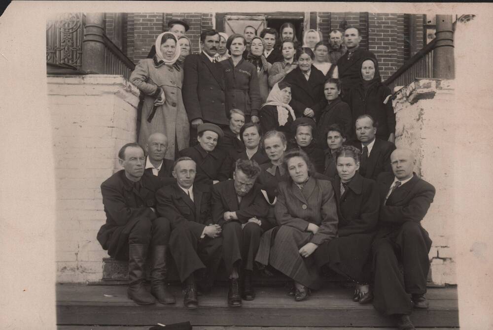 Фото: Учителя Белохолуницкого педагогического училища и базовой школы (50-е годы) 1938 года.