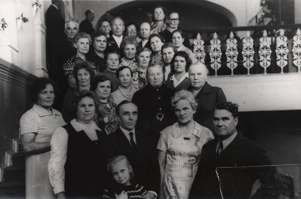 Фото: Встреча выпускников педучилища довоенных лет.  01.07.1976 г., выпуск 1940 года.