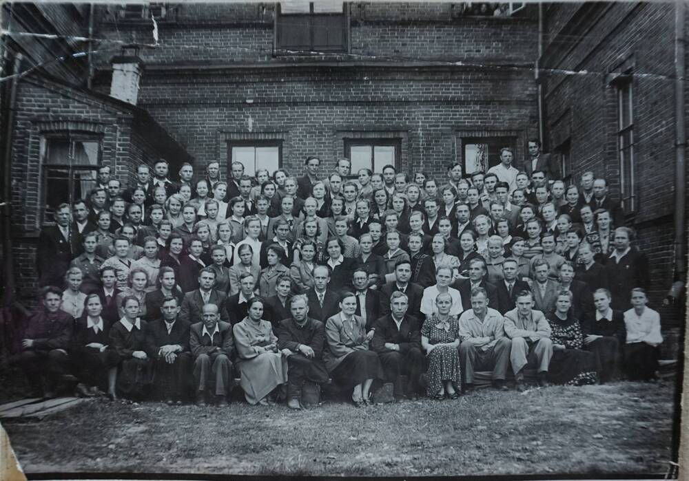 Фото: Учителя Белохолуницкого района во время учительской конференции. Август 1952 год.