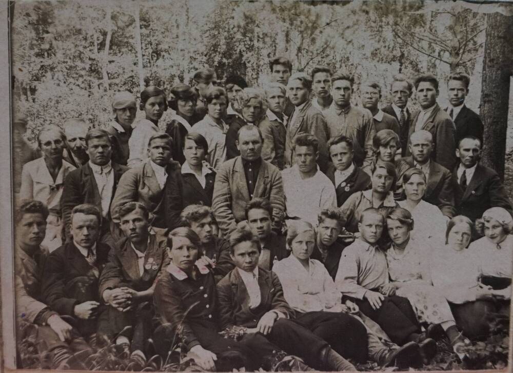 Фото: Выпускники Белохолуницкого педучилища. 1937 г