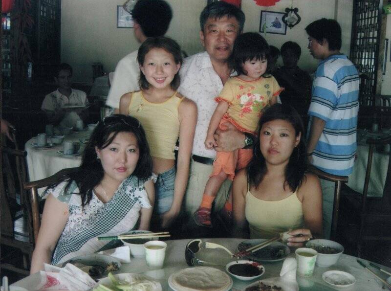 Фотография «Сумер Эркеменович Палкин – сотрудник торгового представительства России в Китае с дочерями в кафе г. Пекин 2008 год»