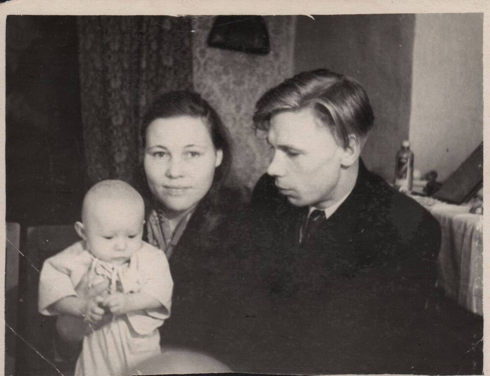 Фото: Смышляев Иван Николаевич с женой Антониной Ивановной и дочерью Галей.