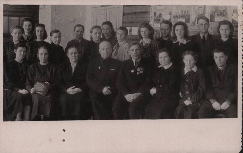 Фото: Педколлектив Белохолуницкой СШ в апреле 1952г.