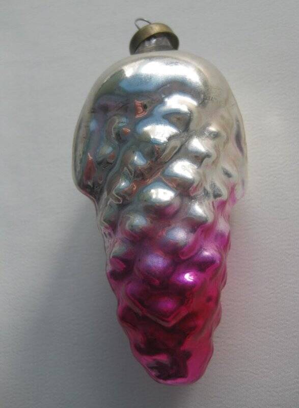 Игрушка елочная стеклянная «Шишка еловая» серебристо-розовая