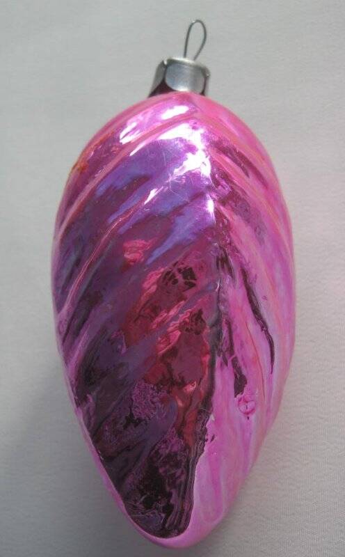 Игрушка ёлочная стеклянная полульдинка   «Листик объемный серебристо-розовый»