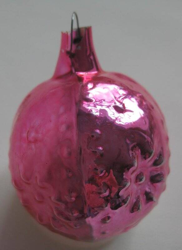 Игрушка ёлочная стеклянная полульдинка  «Шарик розовый с рельефными цветочками»