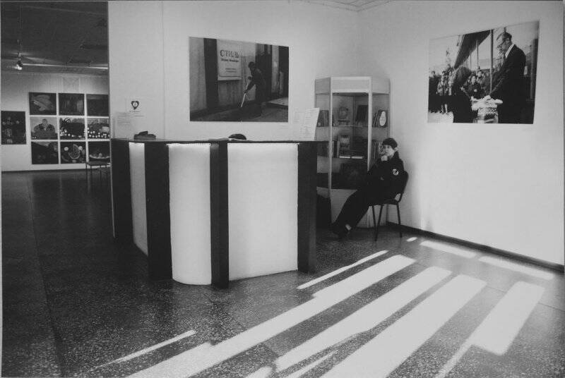 Фотография чёрно-белая. Интерьер Балашихинской галереи.
