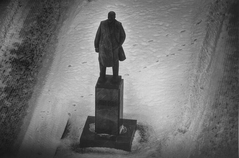 Фотография чёрно-белая. Памятник Владимиру Ленину.