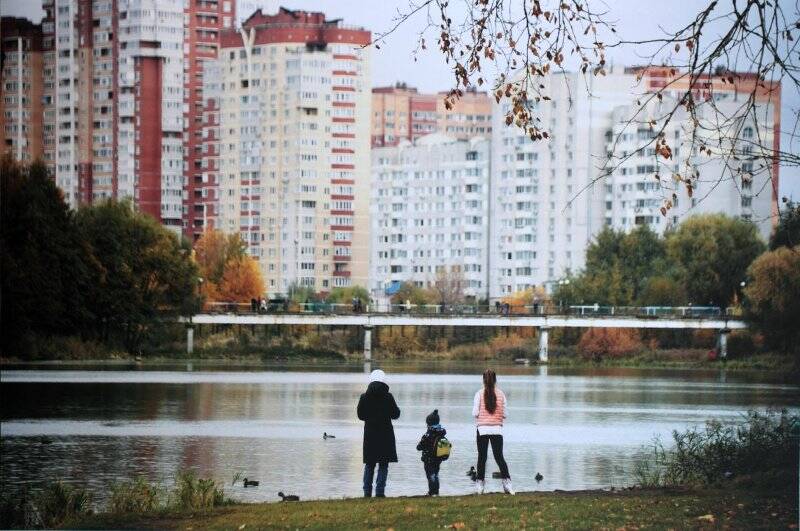 Фотография цветная. Семья стоит на берегу Пехорки, микрорайон Балашиха-2.