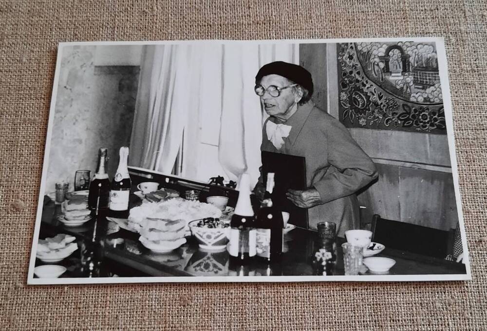 Фотография. Празднование 90-летия со дня рождения хвалынской художницы, старейшей жительницы Хвалынска Е.К. Серовой.