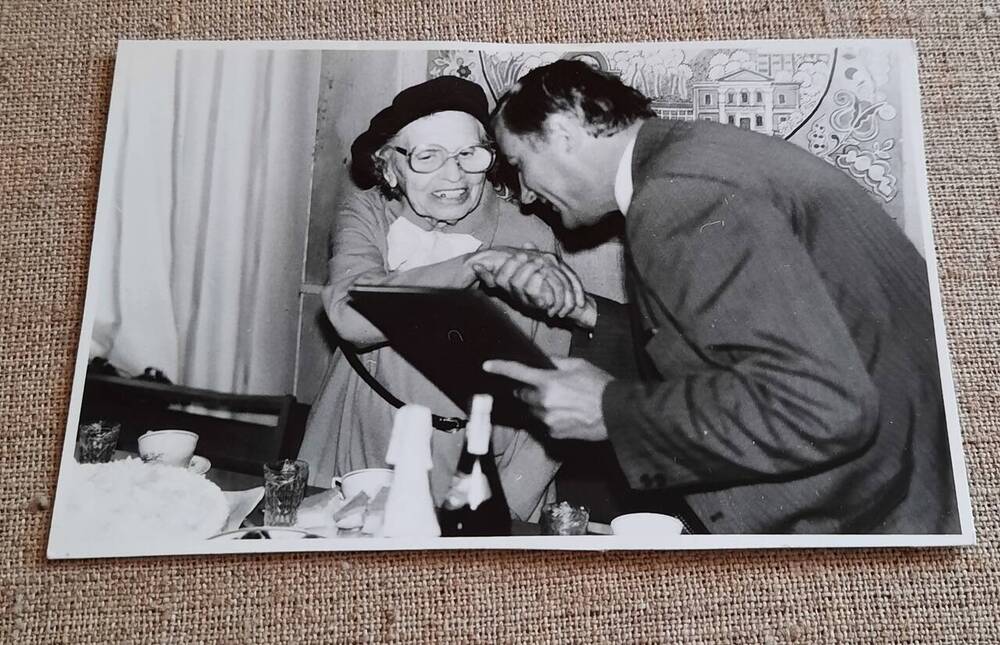 Фотография. Празднование 90-летия со дня рождения хвалынской художницы, старейшей жительницы Хвалынска Е.К. Серовой.