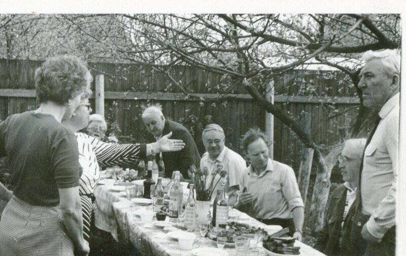 Фотография. 76. Николай Сергеевич Блинов с гостями за праздничным столом в саду дома на улице Почтовой в Звенигороде.