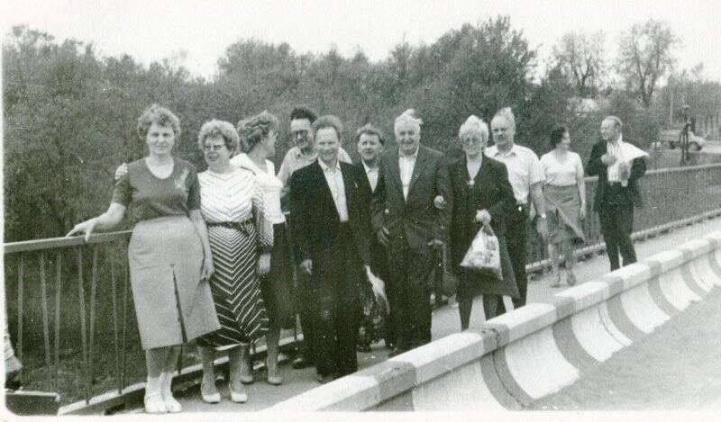 Фотография. 77. Николай Сергеевич Блинов с гостями на мосту через Москву-реку в Звенигороде.