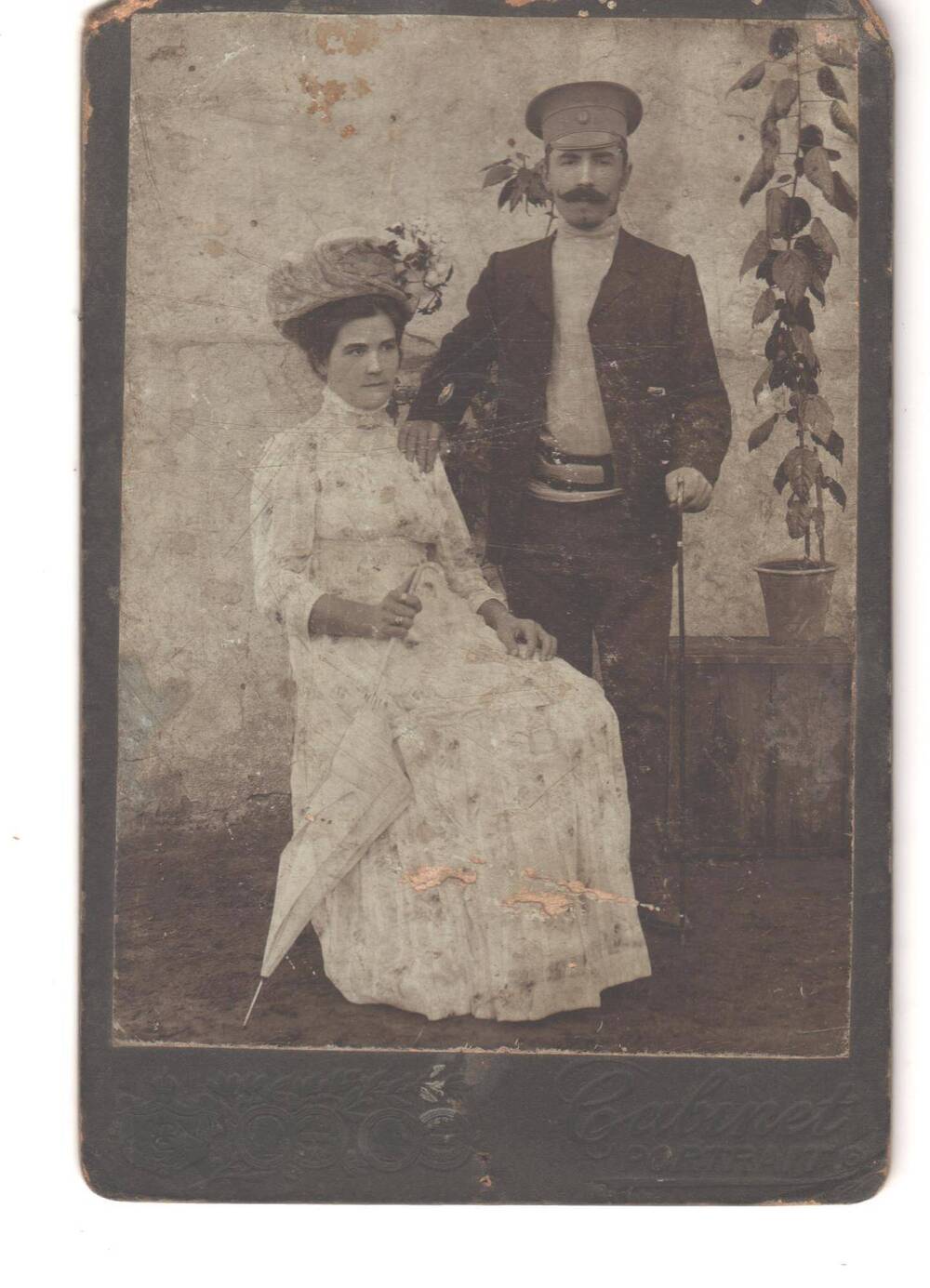 Фотография черно-белая в паспарту. Автор не известен. Алексей Григорьевич Ноздровский со спутницей. Не позднее 1917 г.