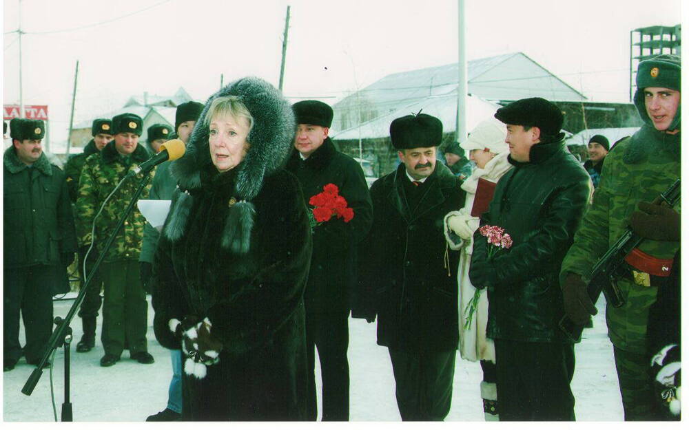 Фотография. О.В. Чкалова выступает на праздничном митинге  в день открытия памятника В.П. Чкалову в г. Якутске.