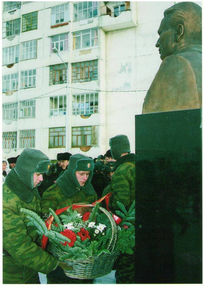 Фотография. Военнослужащие возлагают корзину цветов к памятнику В. П. Чкалова., г. Якутск.