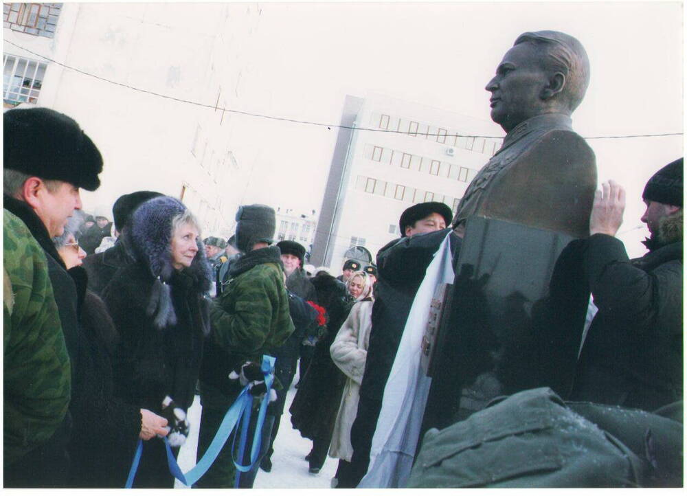 Фотография.Открытие памятника В.П. Чкалову в г. Якутске.