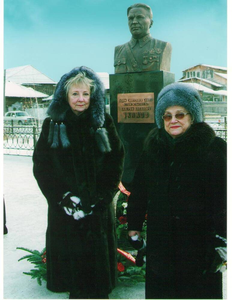 Фотография. В.В. Чкалова и О.В. Чкалова у памятника В.П. Чкалову в г. Якутске.