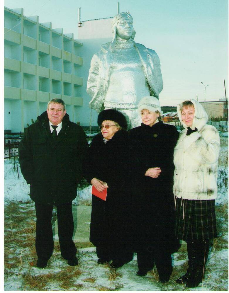 Фотография. В.В. Чкалова и О.В. Чкалова с представителями санатория Абырал у памятника В.П. Чкалову.