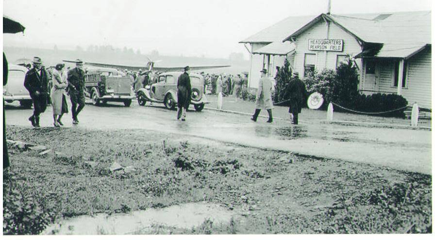 Фотография. Здание аэродрома Барракс  и стоящий на поле самолет АНТ-25 (США).