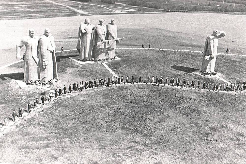 Фотоснимок Торжественное открытие памятника 28-ми панфиловцам на месте подвига