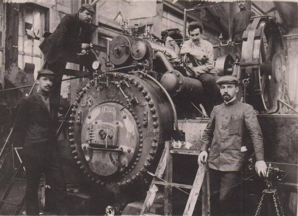 Фото: Группа испытателей у локомобиля марки ЛМ-Х после испытания на Людиновском заводе