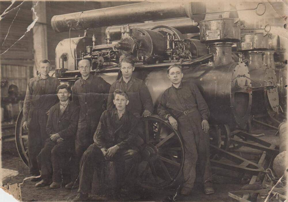 Фото: Группа работников испытательной лаборатории Людиновского завода у первых локомобилей П-25