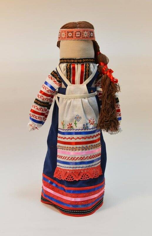 Кукла из цикла Невесты России в праздничном девичьем костюме Рязанской губернии.