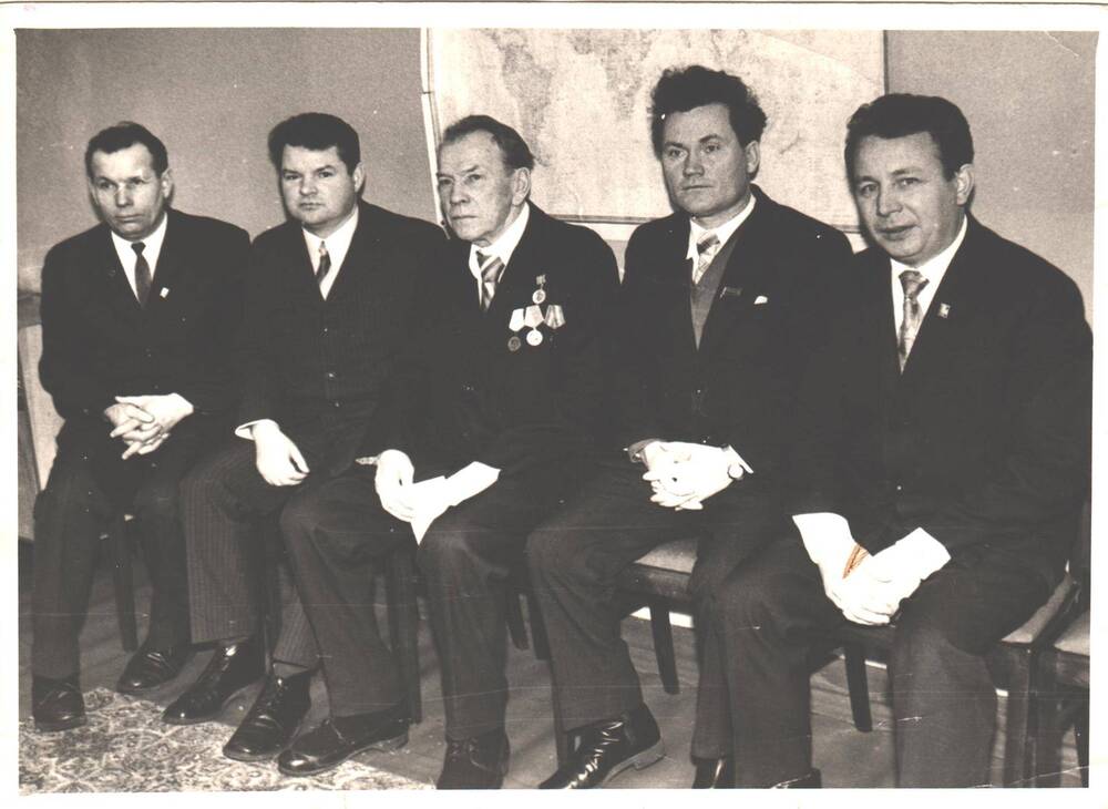 Партийные работники Усть-Вымского района на встрече с ветераном Великой Отечественной войны.