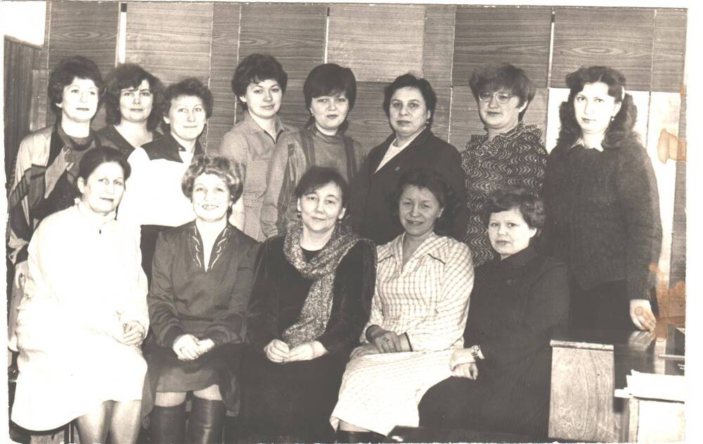 Коллектив женщин  работники  компрессорной станции №12 города Микунь.