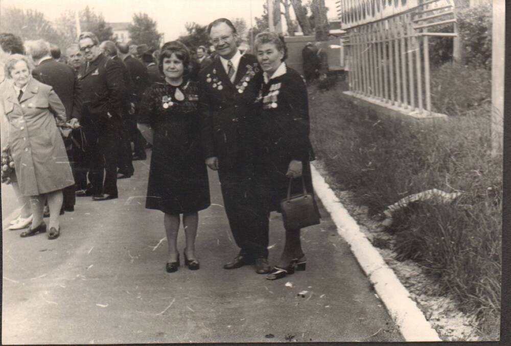Фото. Б.В. Изюмский с однополчанками (слева Г.Д. Гудкова, писатель, военный медик)