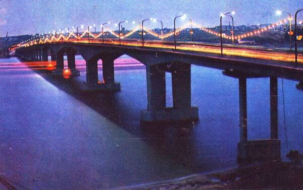 Из фотоальбома «Р. Р. Лозинский. Дорога жизни - пути служения» № 1. Открытка. Мост с иллюминацией.