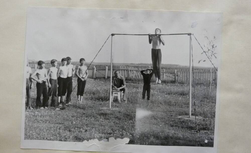 Фотография, изображающая лагерную жизнь детей.