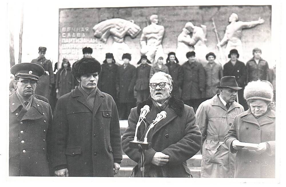 Фотография ч/б. Открытие памятника партизанам Шиткинского фронта в городском парке г. Тайшет.