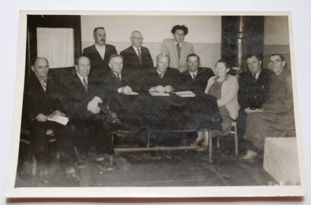 Фотография. Совет старейшин при горкоме ЛКСМУ. г. Феодосия. Декабрь 1960 г. Фотограф не известен.