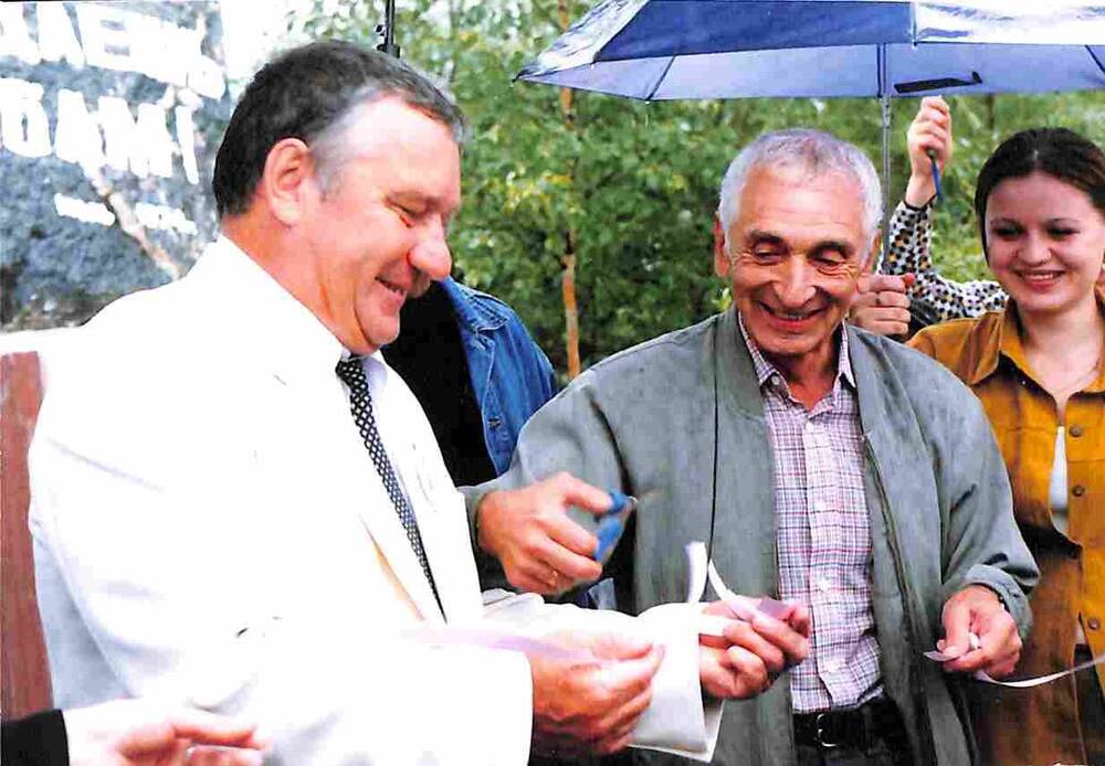 Фото сюжетное. Почётные горожане города Тынды А.Д.Гусев и М.Б.Шульц открывают памятный монумент на площади имени 25-летия БАМа. Июль 1999 года