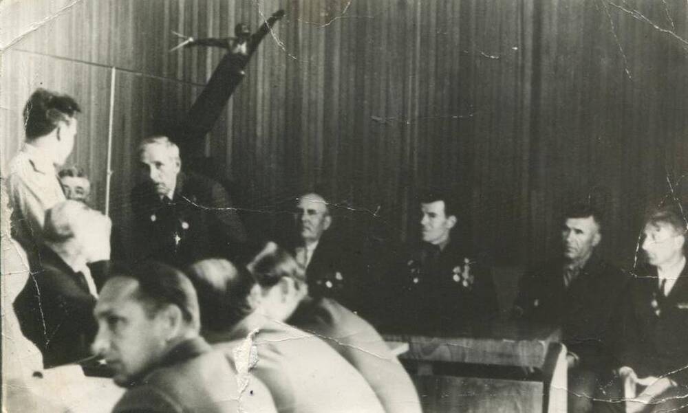 Фото ч/б групповое Смирнов А.В.в г. Москве 1969г. с однополчанами на собрании .