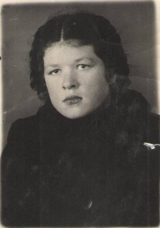 Фотография. Модисова Людмила - выпускница Щелковской школы медицинских сестер (впоследствии врач). 1950 год