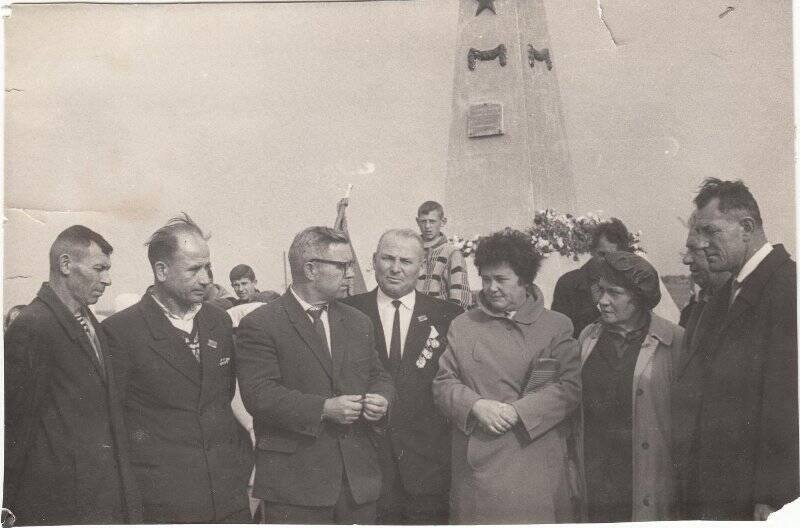 Фотография «9 мая 1965 г у первого памятника 54-й батареи»