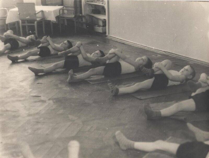 Фотография. Занятия в группе лечебной гимнастики в Щелковском туберкулезном санатории. 1960-е годы