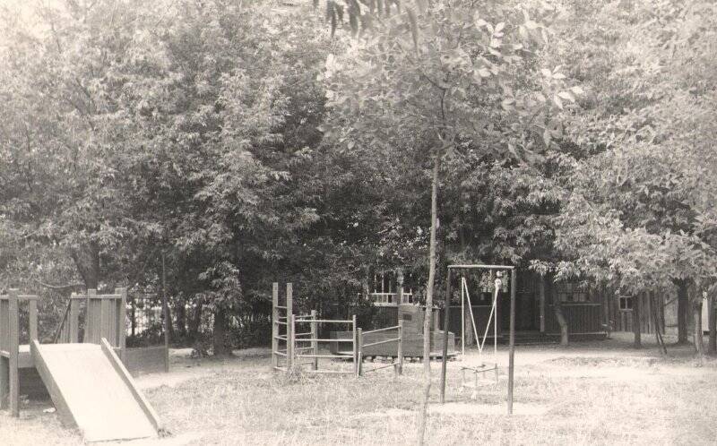 Фотография. Детские ясли № 1 химзавода. 1967 год. Двор