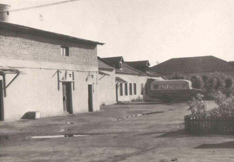 Фотография. Вид на склады, механическую и столярную мастерскую фирмы «Луч». 1960 год